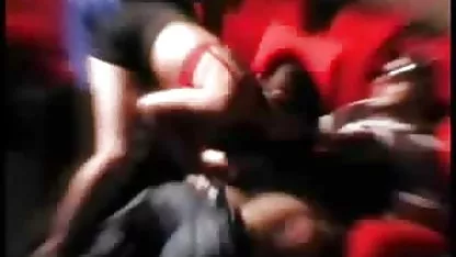 Mengencangkan, gemuk, toket ngentotin tante toge di mobil besar