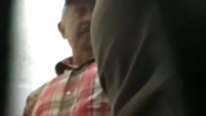 Pirang seksi memberikan handjob tante toge crot