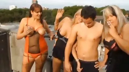 Pantat pergi tante toge binal