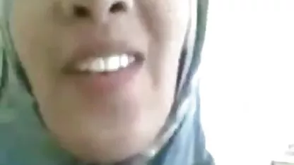 Adrianna Luna bermain dengan vaginanya bokep tante toge cantik