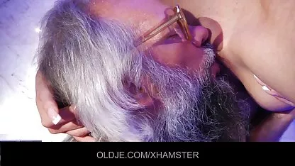 Cantik rambut pirang milf guru menunjukkan video tante toge tubuh ketat